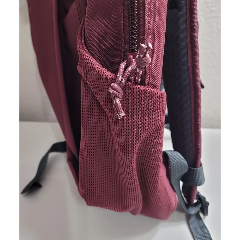 Quechua NH100 20L Backpack Unisex Burgundy Hiking Daypack Padded